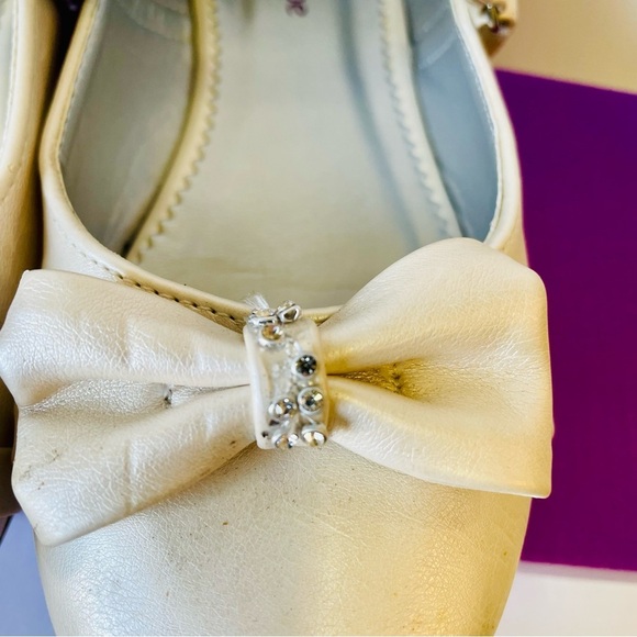 Gwen and Zoe Cream Kids Shoes with Bow Size 3 - Picture 3 of 7